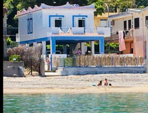 Villa GLORIA intero alloggio sulla spiaggia 8 posti letto 15 minuti da Palermo e 35 da Cefalu Casteldaccia